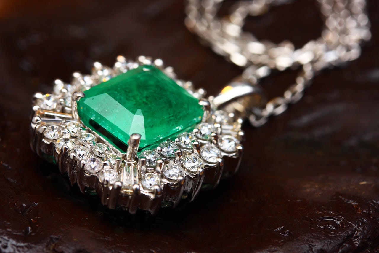 Home Stunning emerald pendant necklace in white gold with shimmering diamonds, epitomizing luxury and elegance.